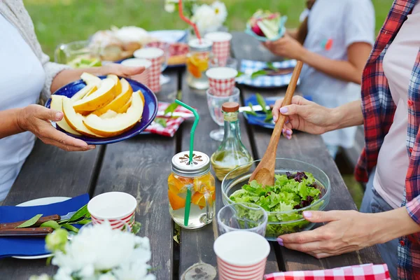 Donne che preparano il cibo — Foto Stock