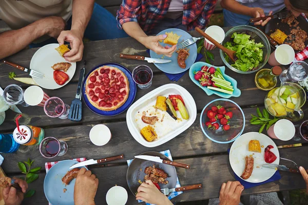 Familia teniendo sabrosa cena —  Fotos de Stock