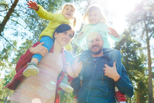 Eltern mit Mädchen im Park — Stockfoto