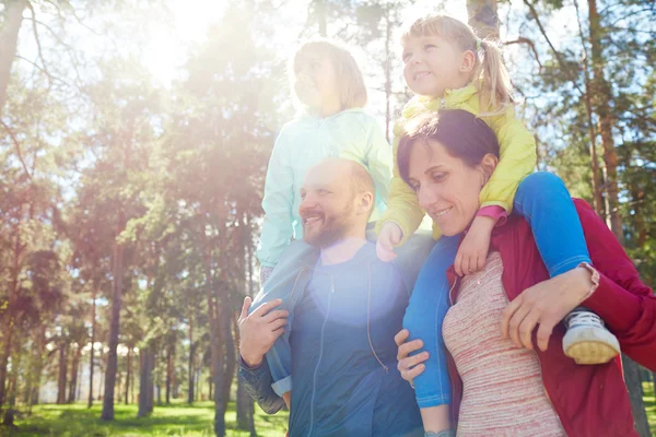 Ouders met meisjes in park — Stockfoto