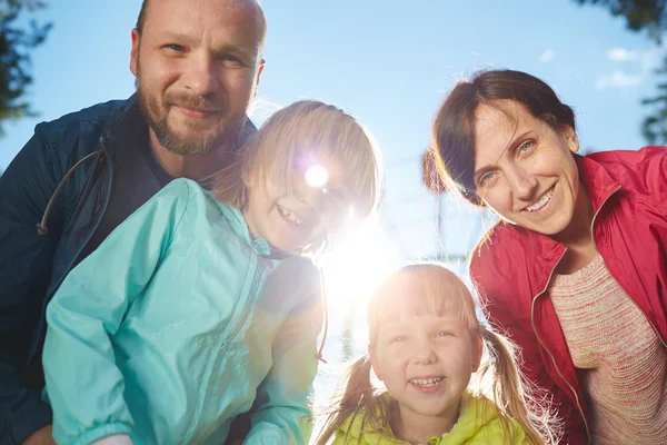 Familie camera kijken met een glimlach — Stockfoto