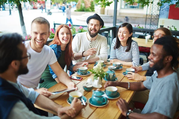 Amigos felices pasar un buen rato en la cafetería —  Fotos de Stock