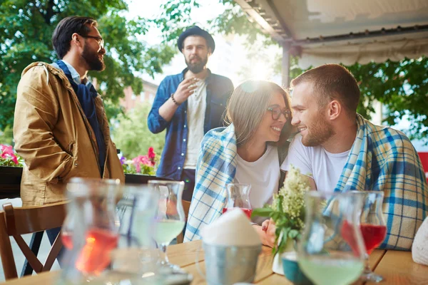 Vrienden tijd doorbrengen in café — Stockfoto