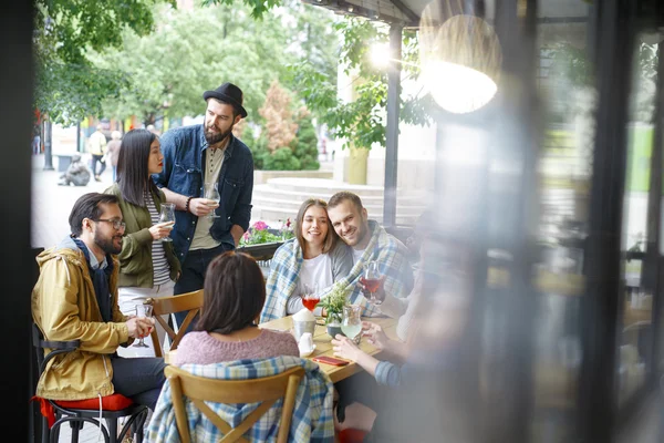 Chicos y chicas pasando tiempo en la cafetería — Foto de Stock