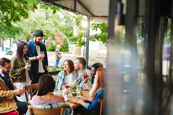 Friendly people talking in cafe — Stock Photo, Image