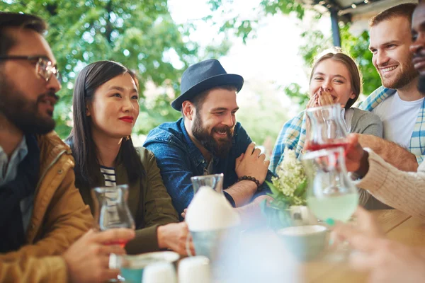 Amigos relajarse y divertirse en la cafetería — Foto de Stock