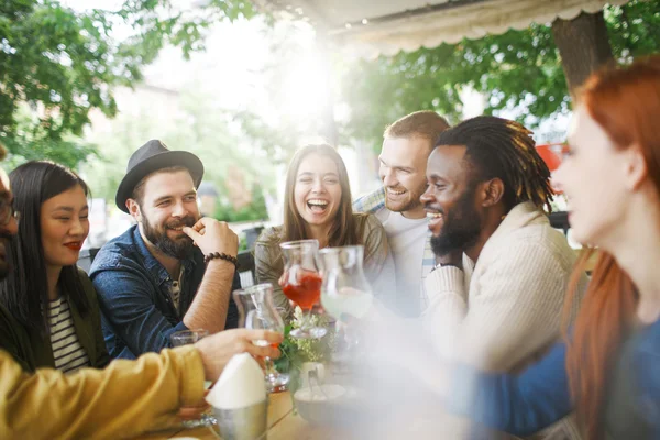 Amigos pasando un buen rato en la cafetería — Foto de Stock