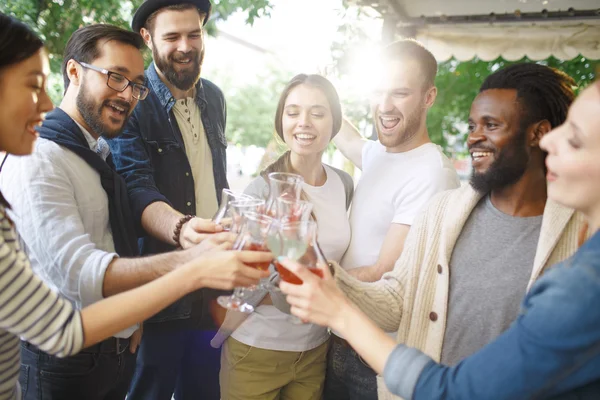 Amis réconfortant avec des cocktails — Photo