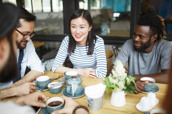 Persone interculturali che chiacchierano davanti a una tazza di tè — Foto Stock