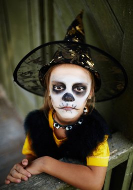 Yüzü boyalı küçük cadı.