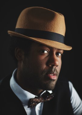  Şapkalı Afrikalı-Amerikalı adam