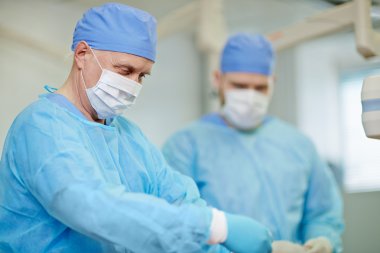 Cerrahlar operasyonel odasında çalışma 