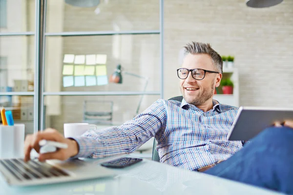 Empresário trabalhando com touchpad — Fotografia de Stock