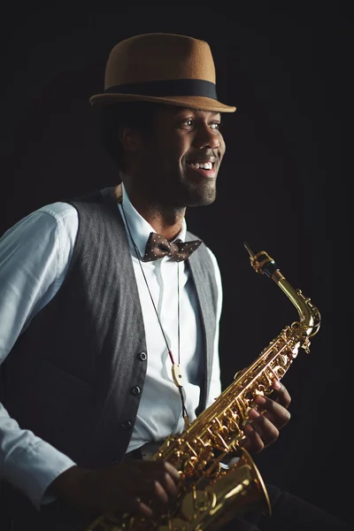 Jonge saxofonist met instrument — Stockfoto