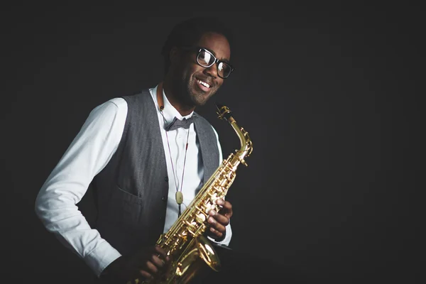 Joven saxofonista con instrumento —  Fotos de Stock