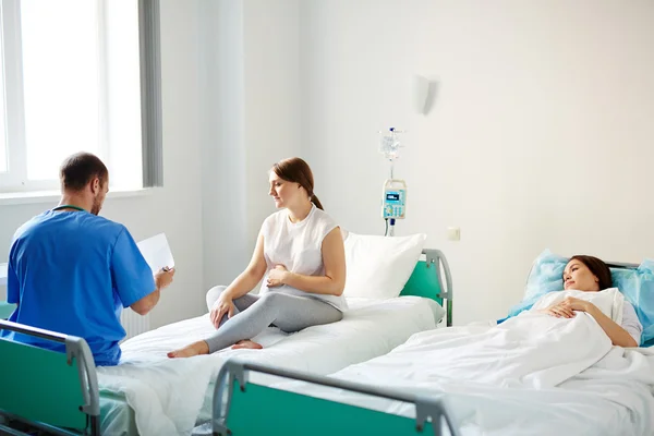 Médico falando com mulher grávida — Fotografia de Stock