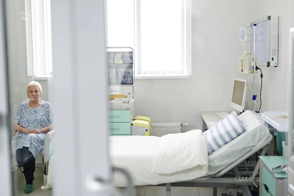 Senior vrouw in ziekenhuis ward — Stockfoto