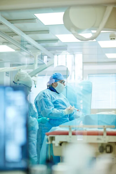 Surgeons in uniform in operational ward — Stock Photo, Image