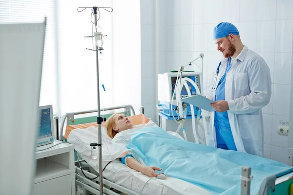 Jovem paciente conversando com seu médico — Fotografia de Stock