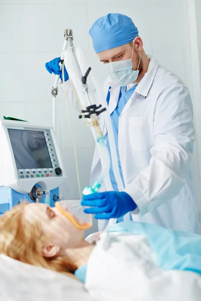 Médico poniendo máscara de oxígeno en el paciente — Foto de Stock