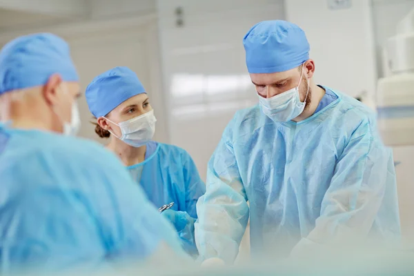 Grupo de cirurgiões durante a operação — Fotografia de Stock