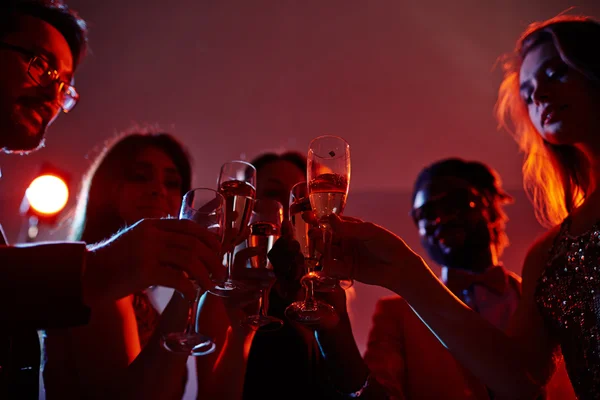 Mensen dansen met champagne — Stockfoto