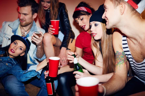 Groep vrienden op feestje — Stockfoto