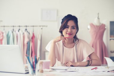 İşyerinde genç tasarımcı 