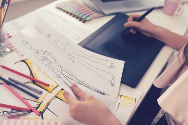 çizimler ile çalışan tasarımcı