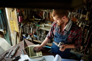 dizüstü bilgisayar kullanan makinist