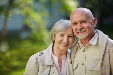 Kameraya bakarak yaşlılar
