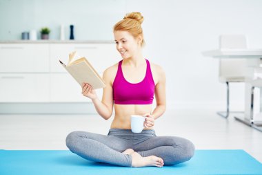 Kitap ve kahve ile kız