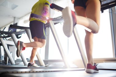 Koşu bandı üzerinde çalışan için etkin olan kişileri