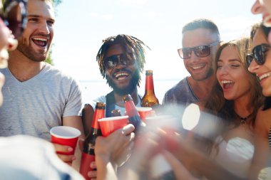 içecekler genç arkadaşlar 