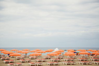Beach güneşlenenbirileri varsa şezlong şemsiye ile için