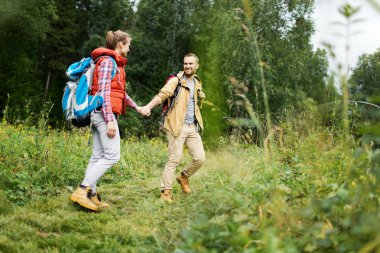 sırt çantaları ile genç bir çift 