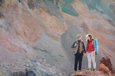 yürüyüşçüler dağlar karşı sırt çantaları ile 