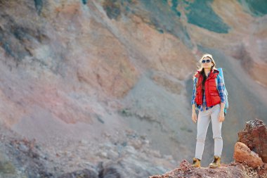 Cliff üzerinde duran Gezgin 