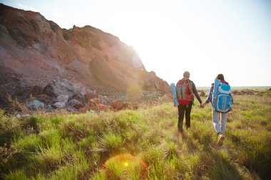el ele tutuşarak yürüyüşçü