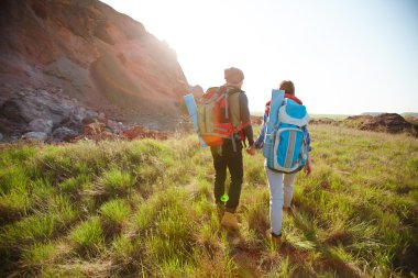 el ele tutuşarak yürüyüşçü