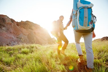 el ele tutuşarak yürüyüşçü