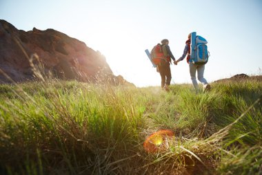 sırt çantaları ile genç yürüyüşçü