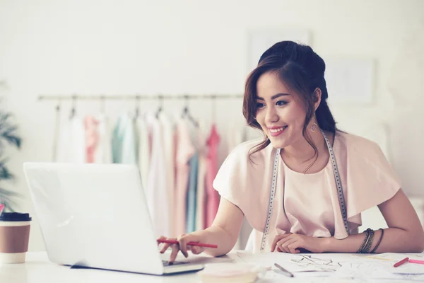 Naaister met behulp van laptop — Stockfoto