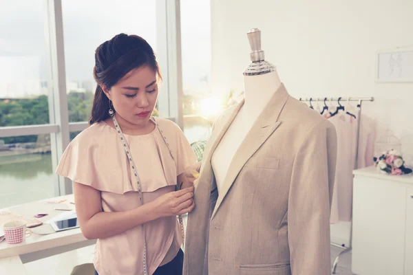 Mujer en estudio de diseño de moda — Foto de Stock