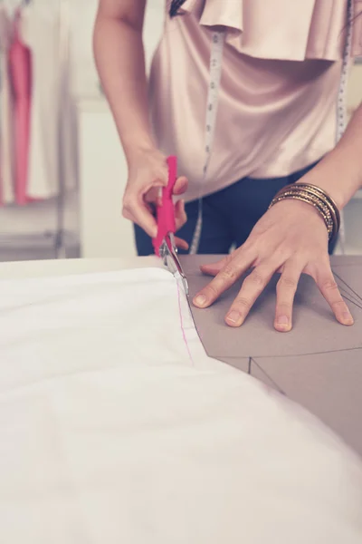 Seamstress using scissors — Stock Photo, Image