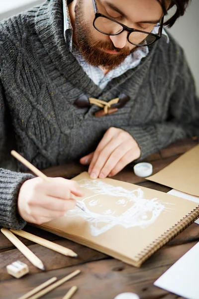 Artista barbudo pintando rosto feminino — Fotografia de Stock