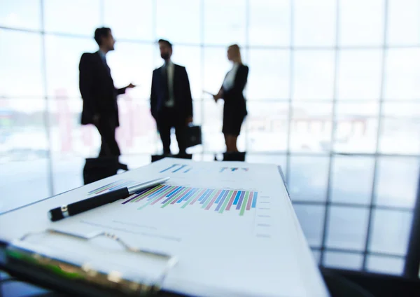 Financieel verslag op tafel — Stockfoto