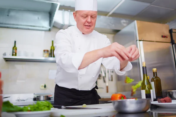 Chef adding lettuce — Stock Photo, Image