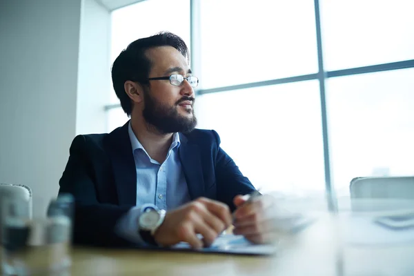 Empresário sentado no local de trabalho — Fotografia de Stock