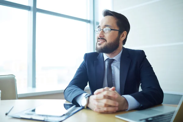 Affärsman som sitter på arbetsplatsen — Stockfoto